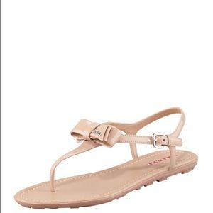 PRADA PATENT LEATHER BOW THONG SANDAL NUDE